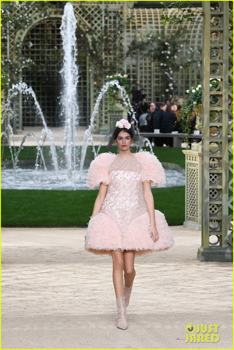 Kaia Gerber Stuns on the Runway at Chanel Spring Summer 2018 Show ...