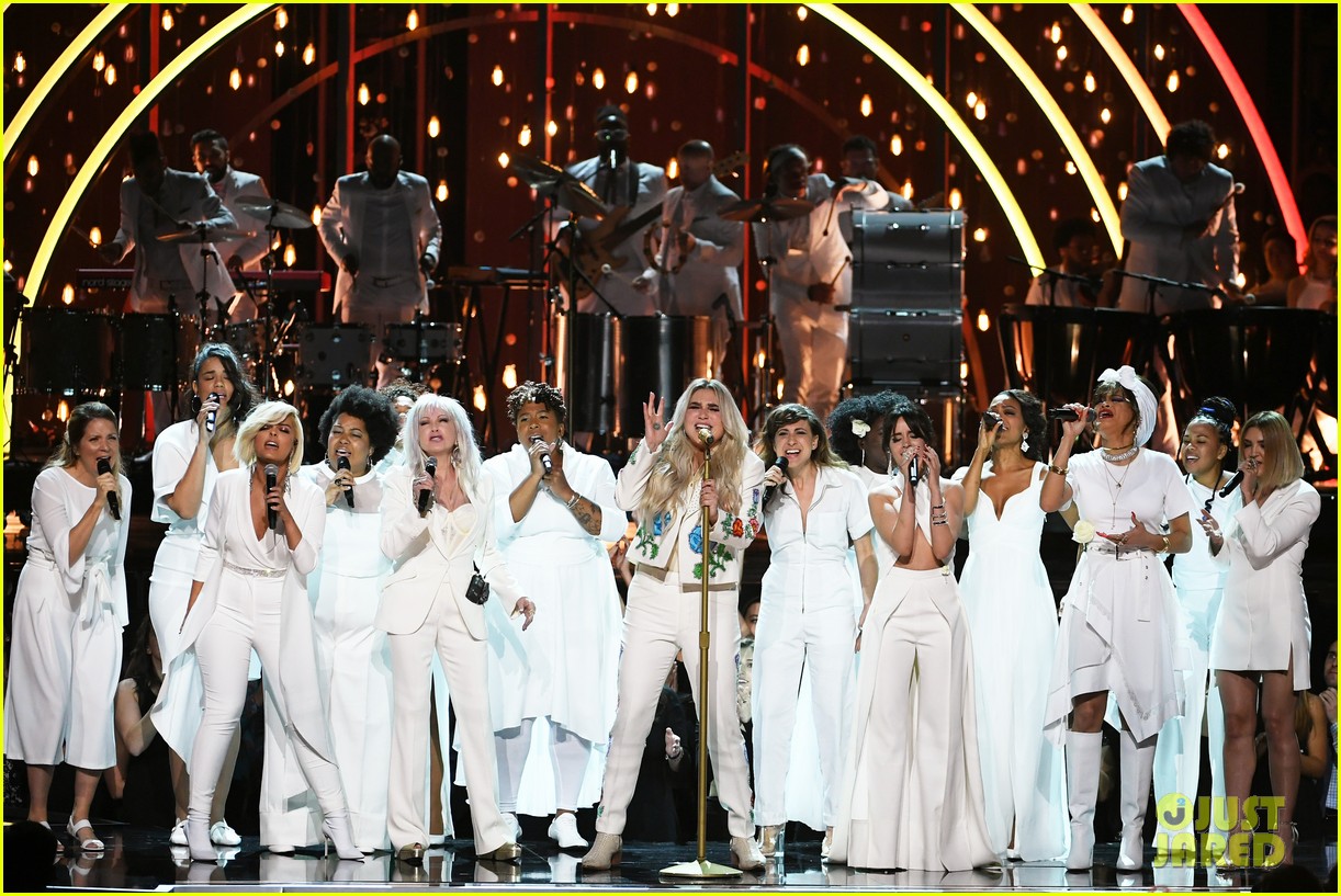Kesha Performs 'Praying' at Grammys 2018 with Fellow Female Artists