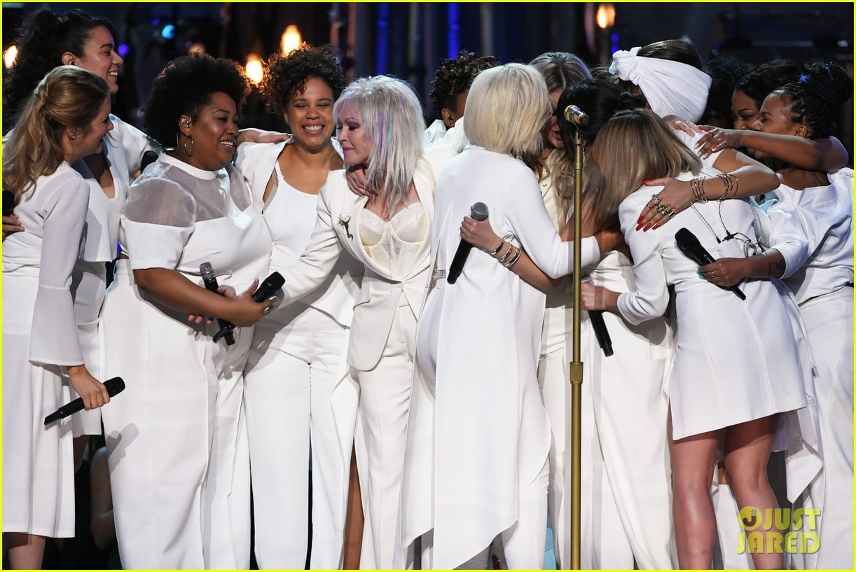 Kesha Performs 'Praying' at Grammys 2018 with Fellow Female Artists