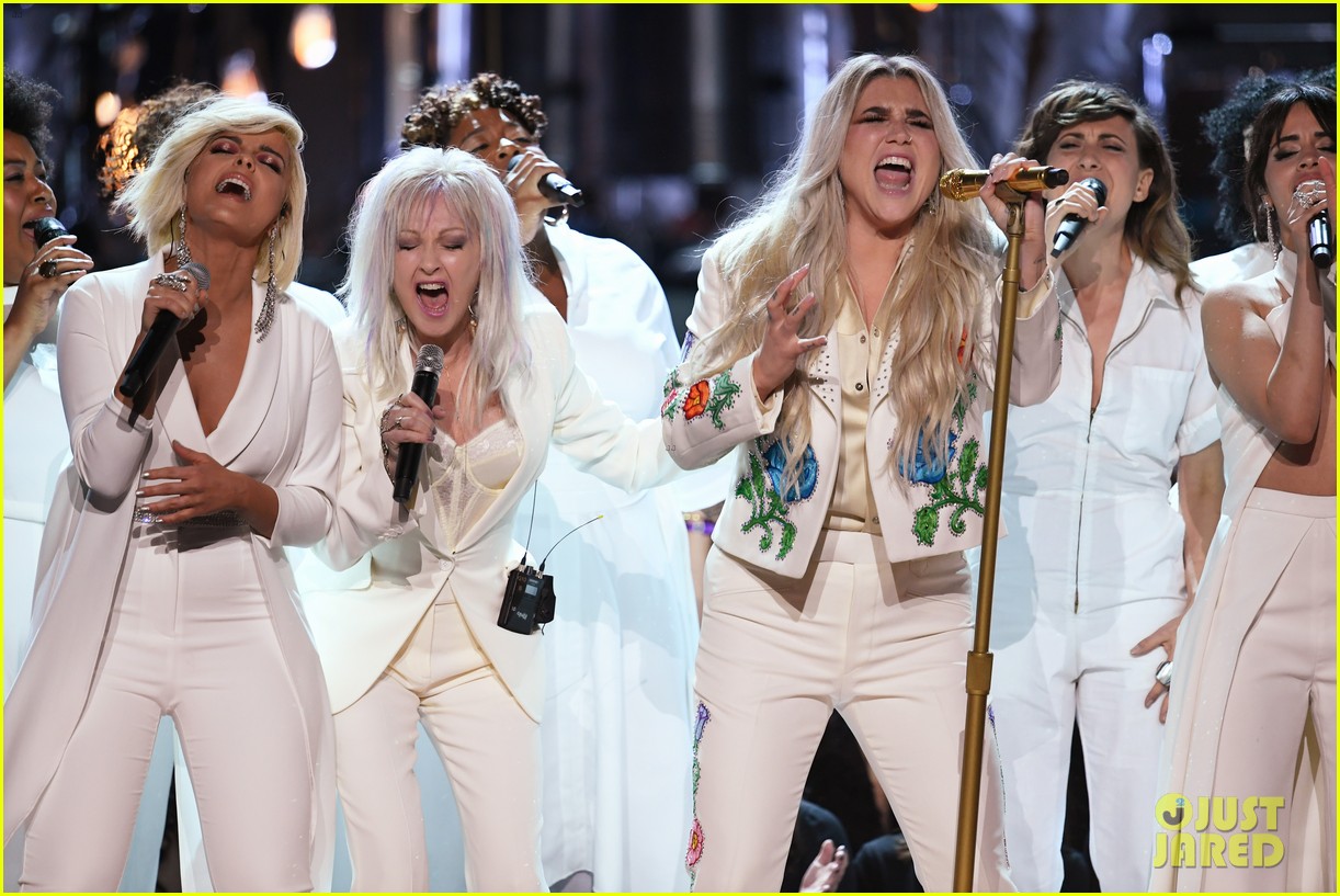 Kesha Performs 'Praying' at Grammys 2018 with Fellow Female Artists(02)