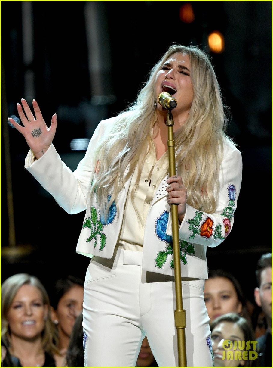 Celebrities Praise Kesha's Powerful Grammys 2018 Performance Read the(01)
