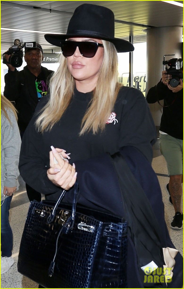 Khloe Kardashian Conceals Her Bump While Jetting Out of LA Photo