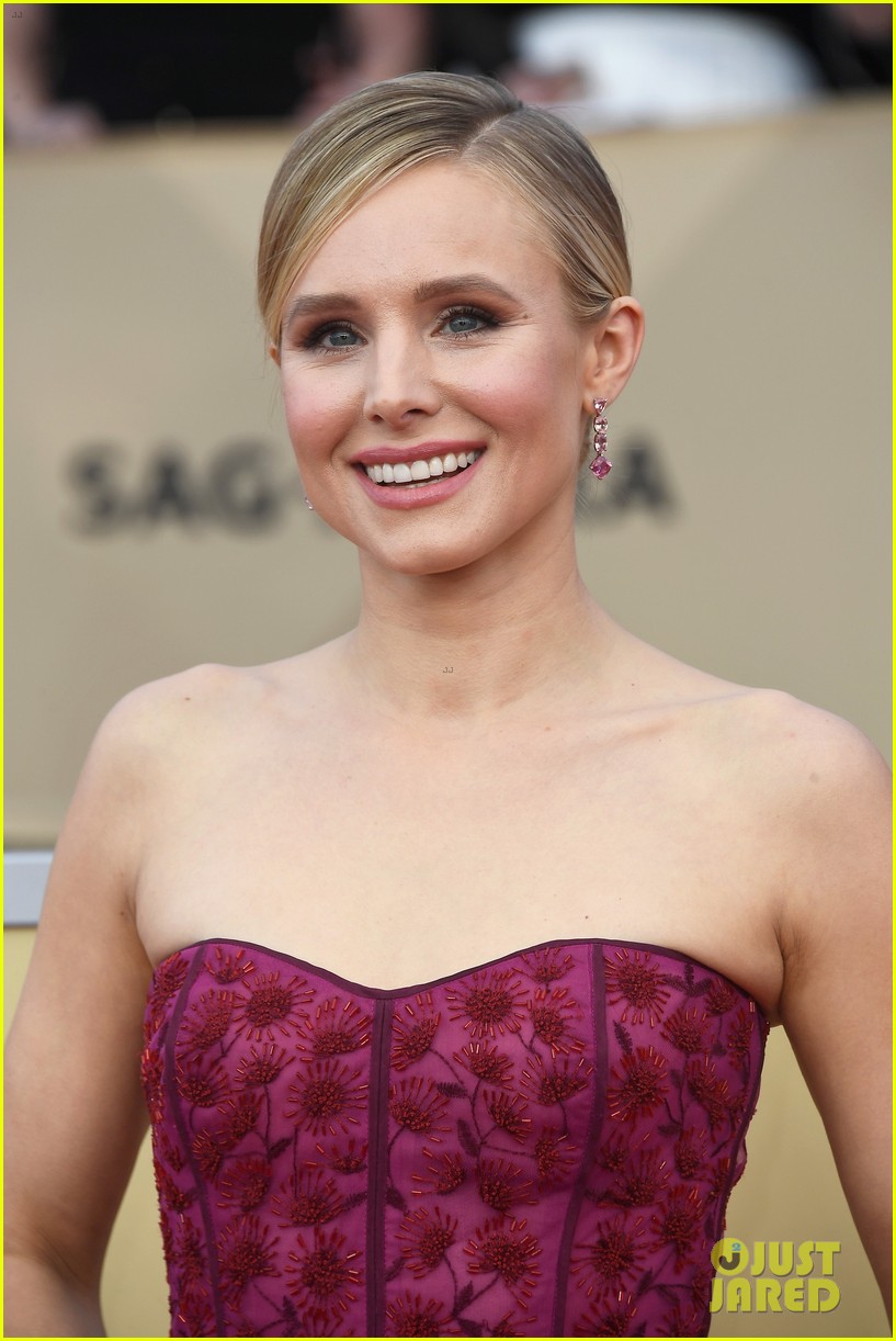 Kristen Bell Hits the Red Carpet Before Hosting SAG Awards 2018 Photo