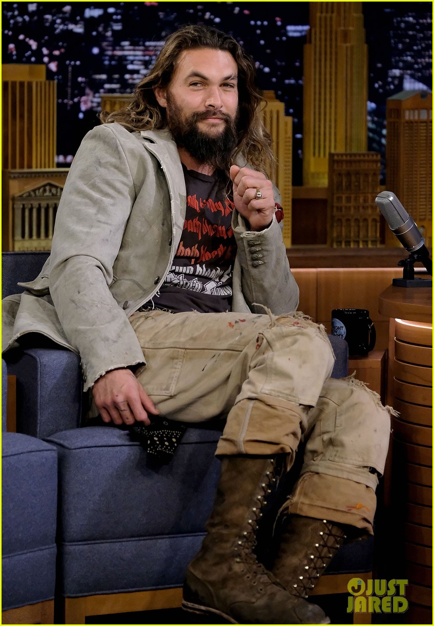Photo jason momoa jimmy fallon have water war on tonight show 04