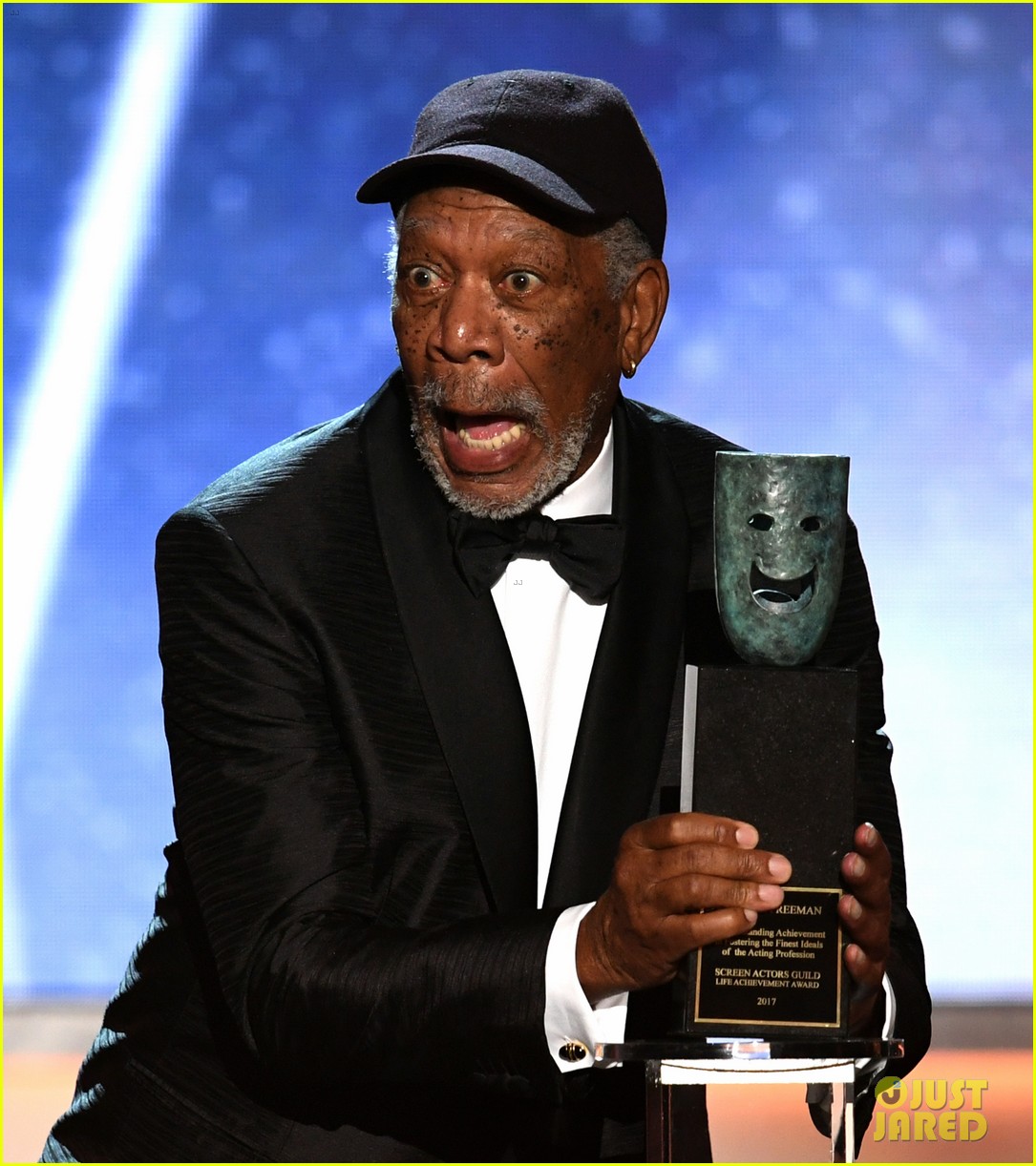 Freeman Accepts the Lifetime Acheivement Award at SAG Awards(01)