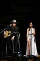 country stars pay tibute to vegas shooting victims at grammys 06