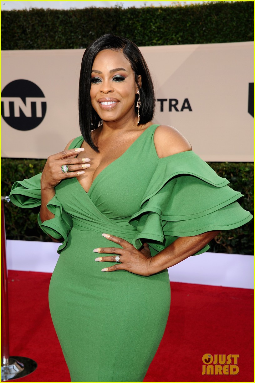 Olivia Munn & Niecy Nash Call Out SAG Awards for Lack of Asian Nominees