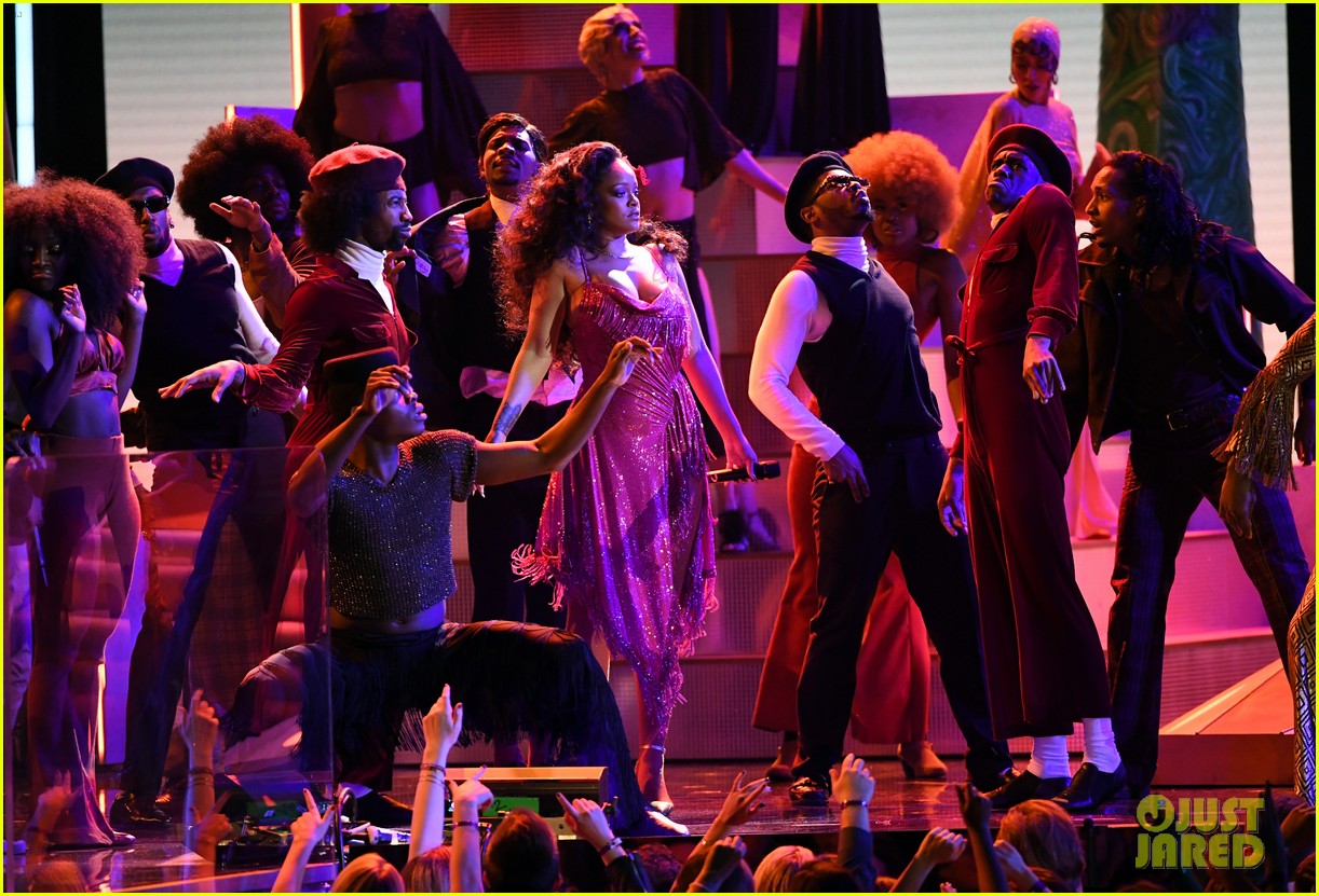 Rihanna Performs 'Wild Thoughts' at Grammys 2018 with DJ Khaled