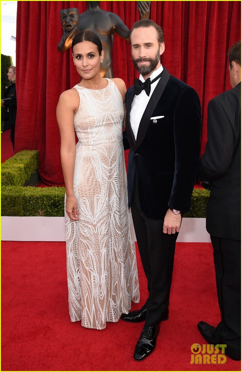 Handmaid's Tale's Yvonne Strahovski & Joseph Fiennes Hit the SAG Awards