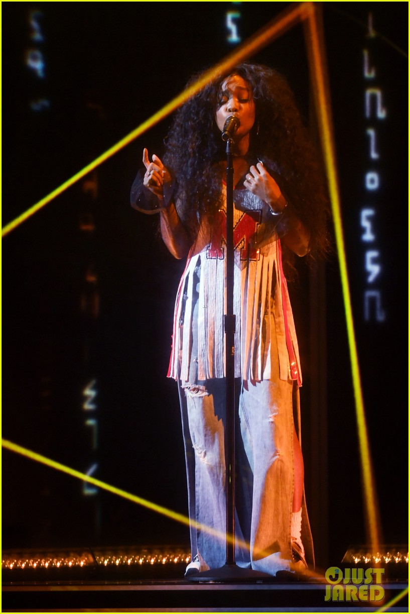 SZA Slays Performance of 'Broken Clocks' at Grammys 2018 Watch
