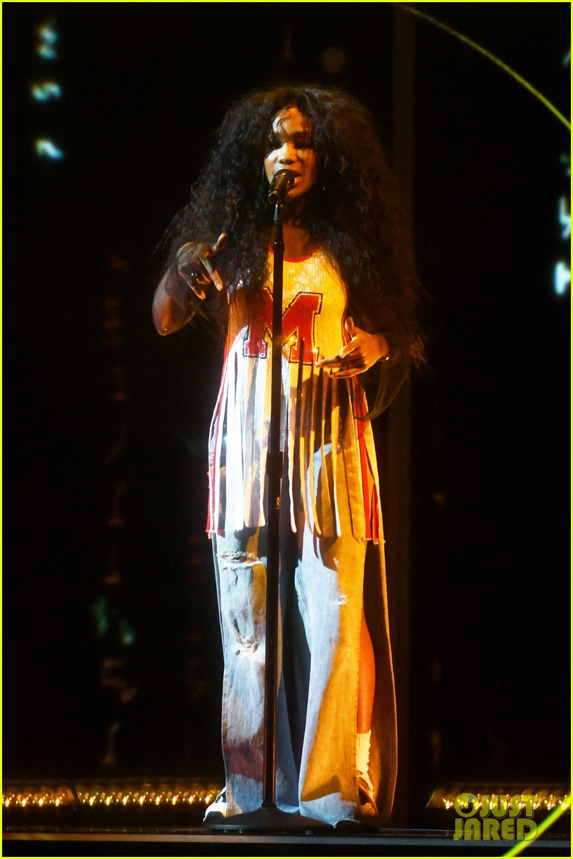 SZA Slays Performance of 'Broken Clocks' at Grammys 2018 Watch