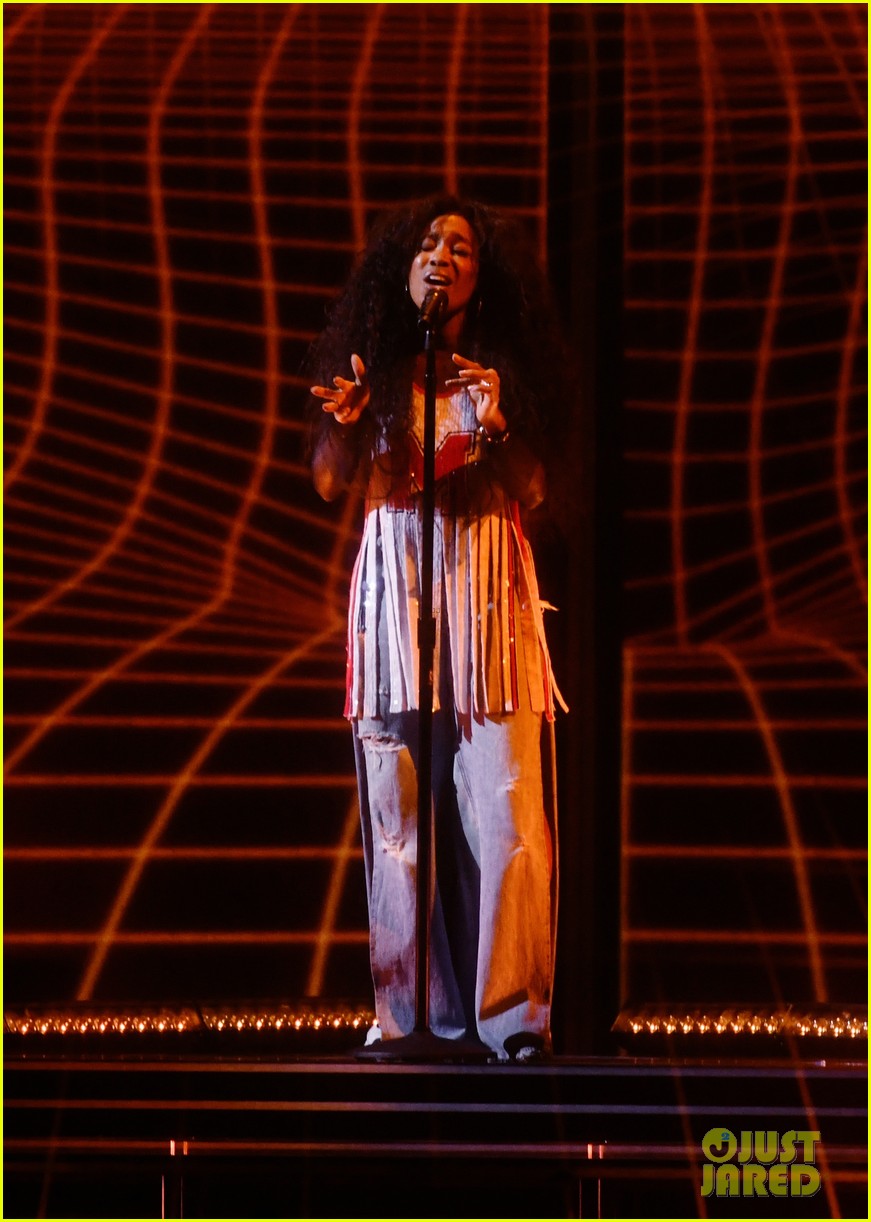 SZA Slays Performance of 'Broken Clocks' at Grammys 2018 Watch