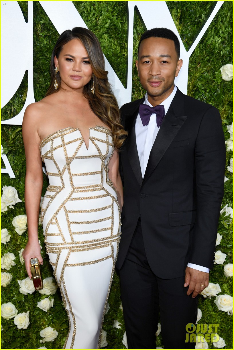 John Legend Helps Chrissy Teigen Put on Spandex Leggings Over Her Baby(01)