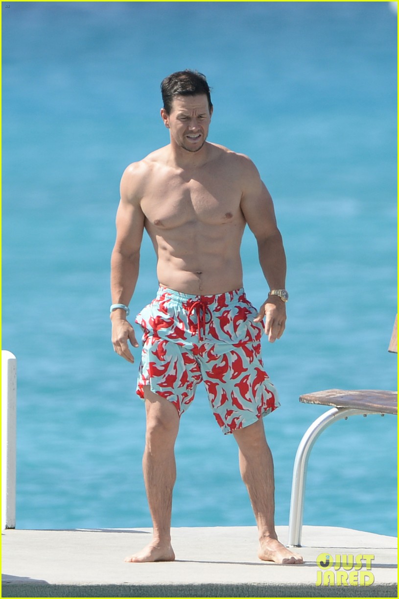 Mark Wahlberg is kicking off 2018 by showing off his super hot body! 