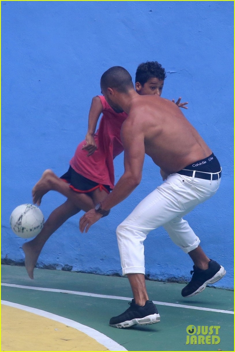 Jesse Williams Goes Shirtless, Bares Ripped Abs While Playing with