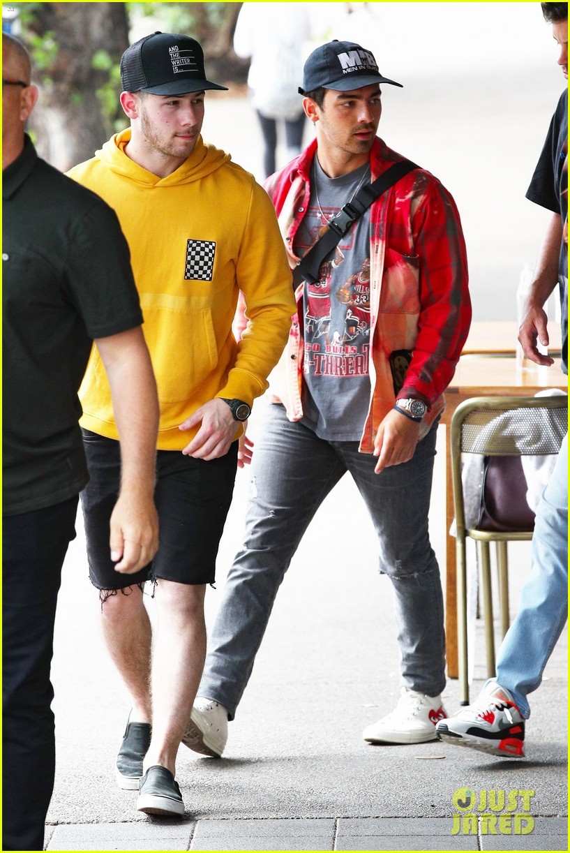 Photo nick jonas meets up with brother joe in australia 02 Photo