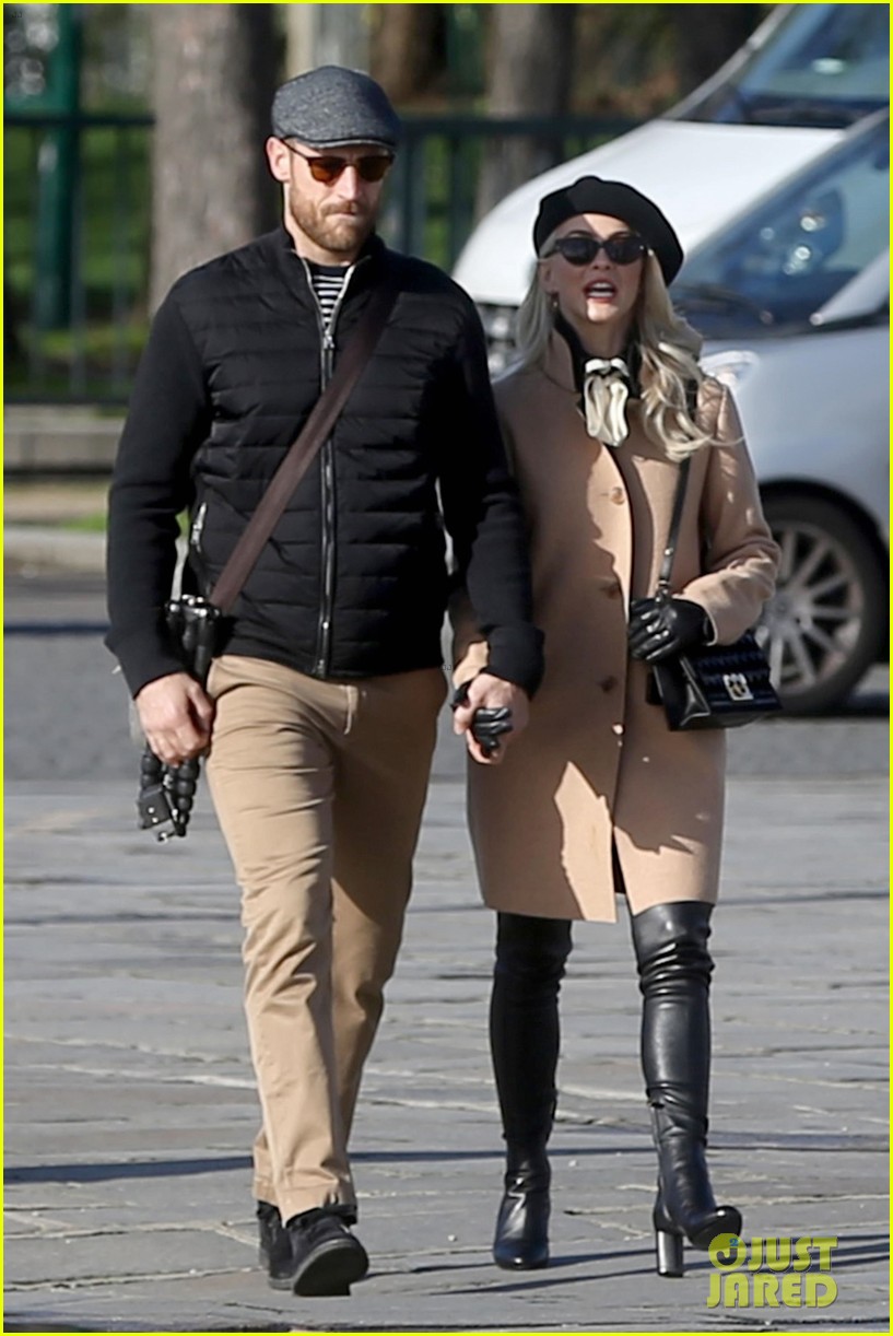 Julianne Hough & Brooks Laich Go On Romantic Paris Vacation Photo(02)