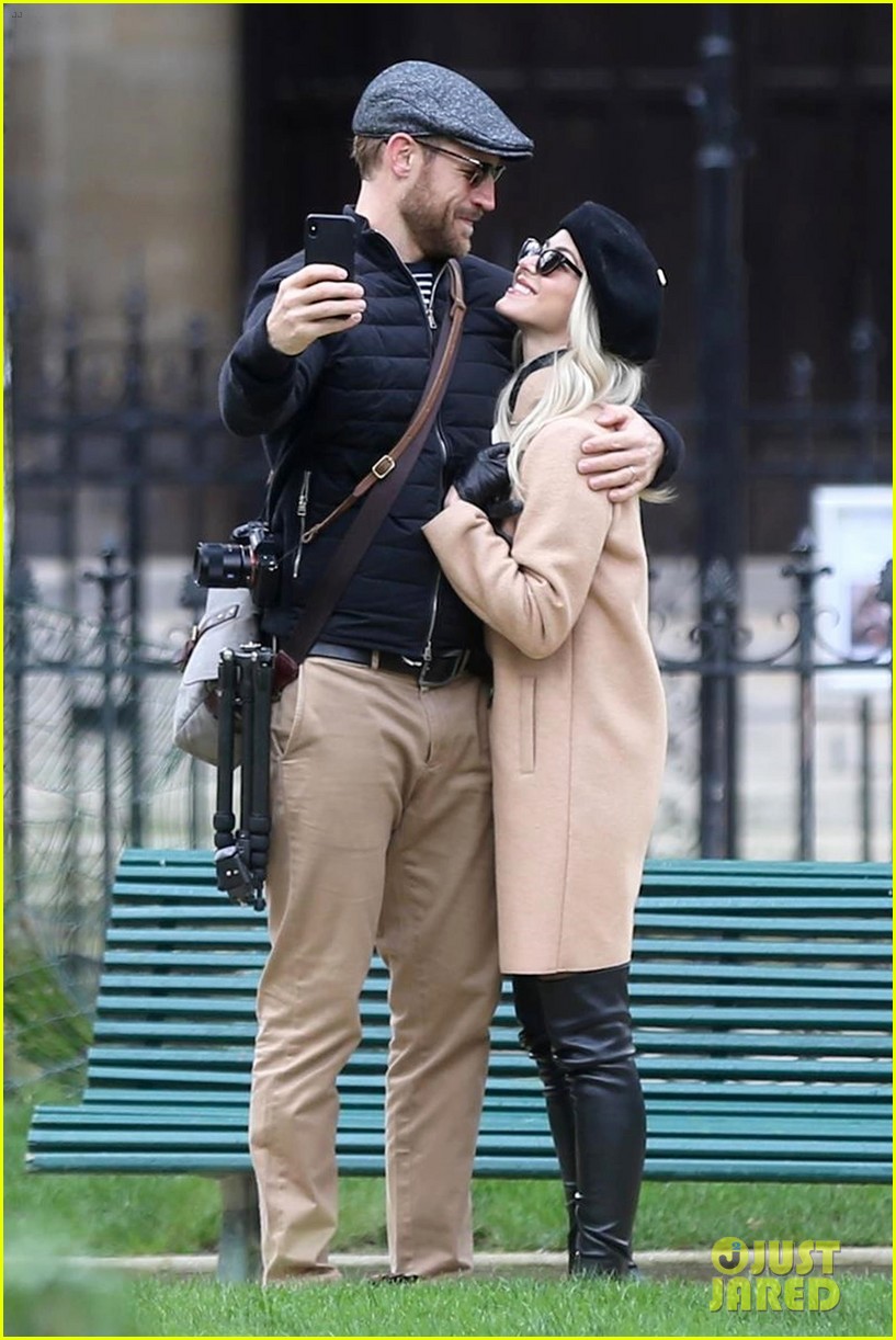 Julianne Hough & Brooks Laich Go On Romantic Paris Vacation Photo(02)