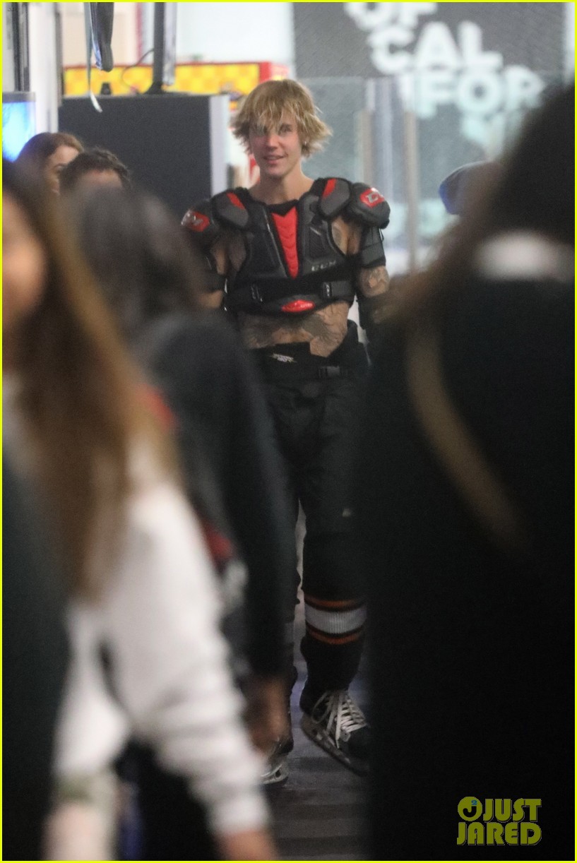 Justin Bieber Gets Hockey Fix with Weekend Game Photo 4031352 Justin