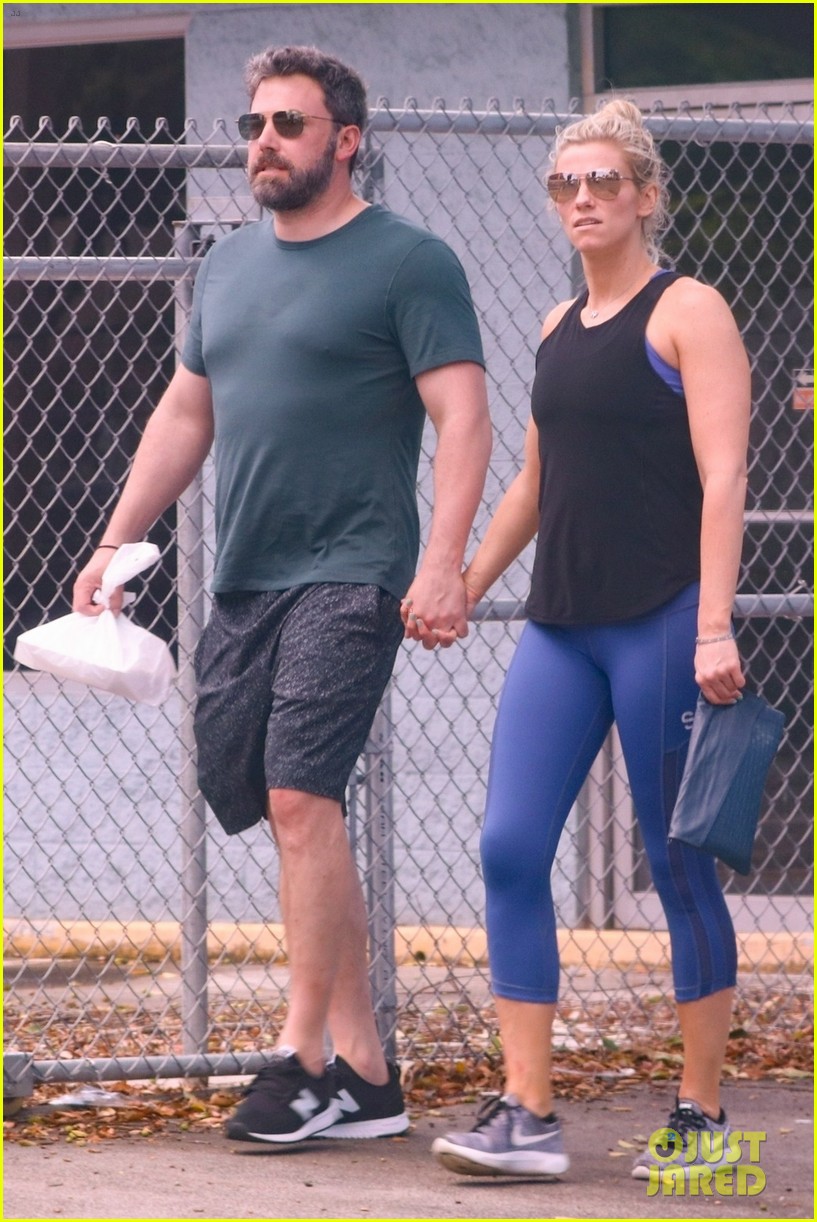 Ben Affleck's Girlfriend Lindsay Shookus Visits Him in Hawaii Photo