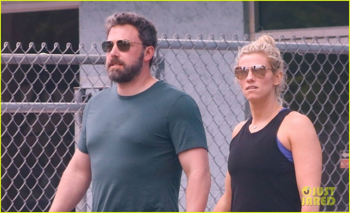 Ben Affleck's Girlfriend Lindsay Shookus Visits Him in Hawaii Photo(02)