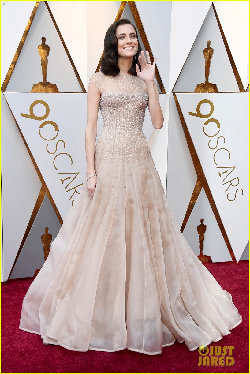 Allison Williams Looks Glamorous on the Red Carpet at Oscars 2018