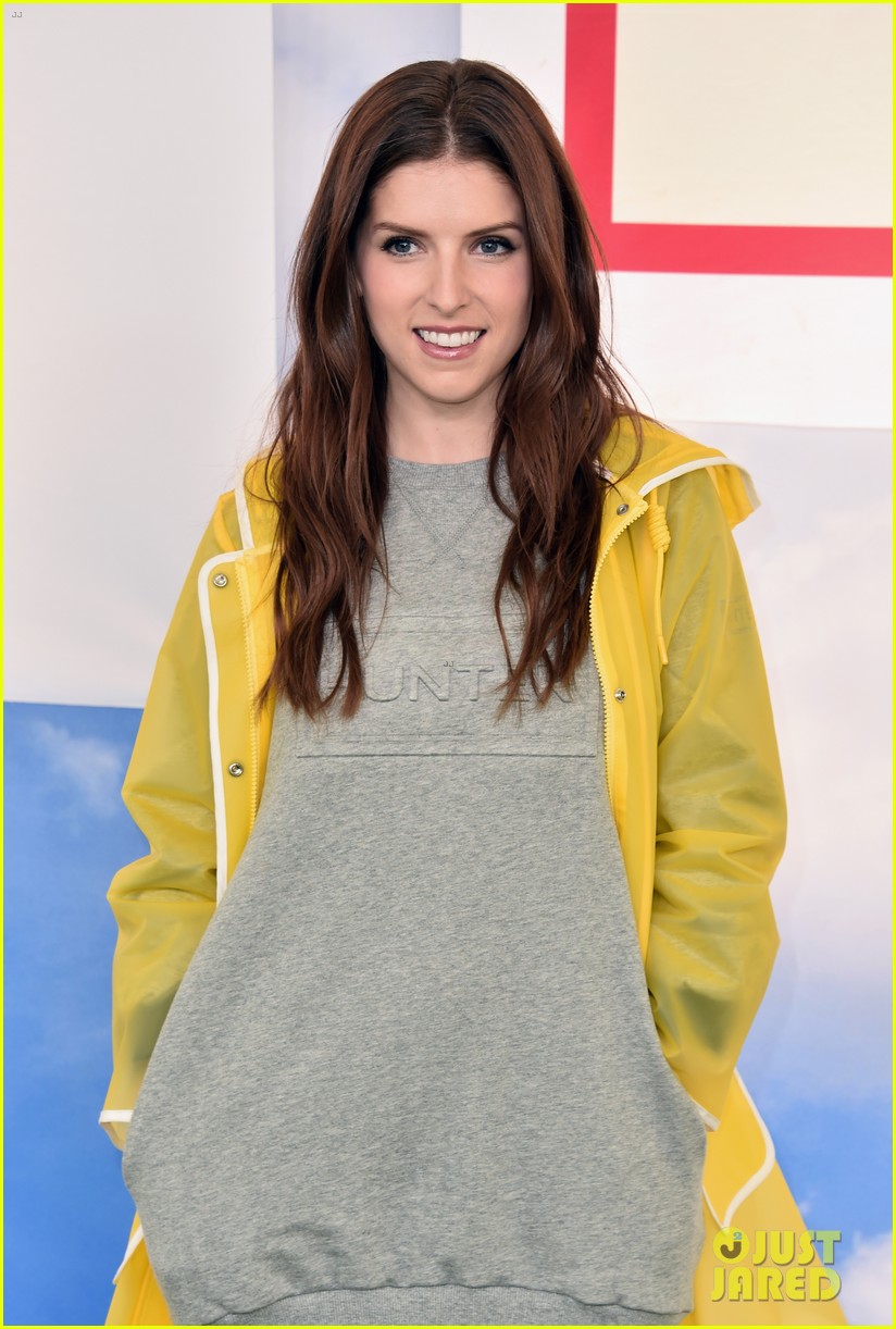 Photo: anna kendrick hailee steinfeld at hunter for target event 07