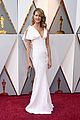 laura dern goes chic in white for oscars 2018 01