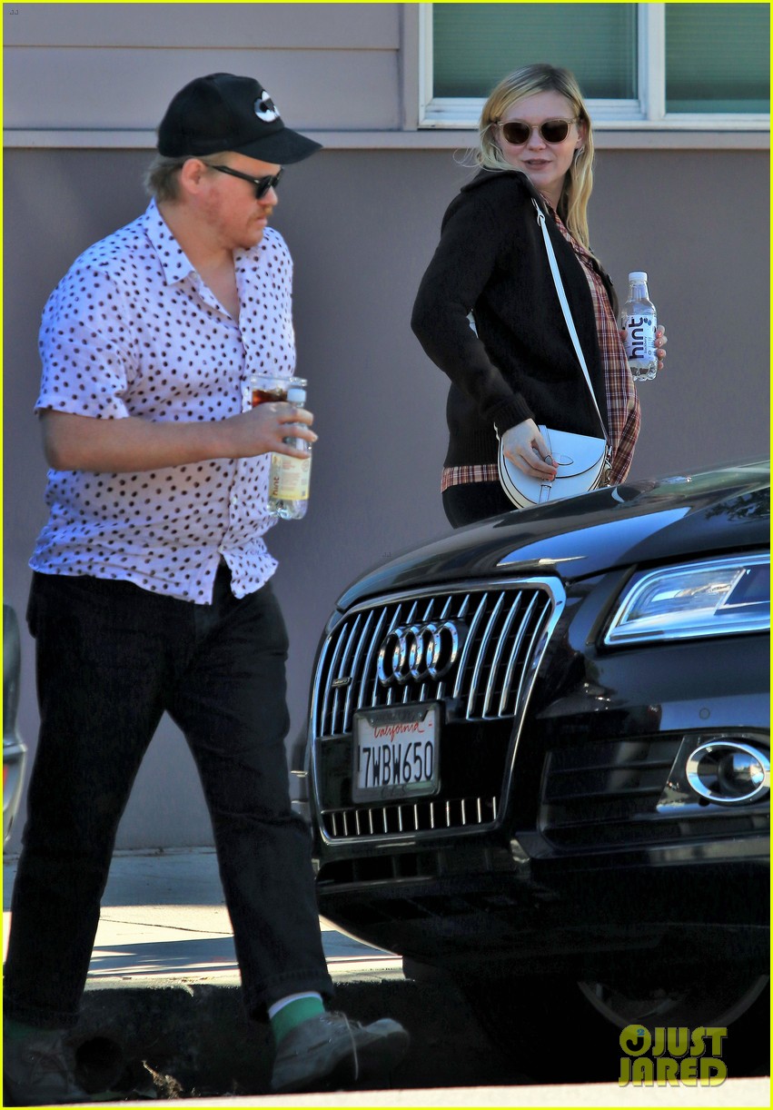Pregnant Kirsten Dunst & Fiance Jesse Plemons Spend Their Monday
