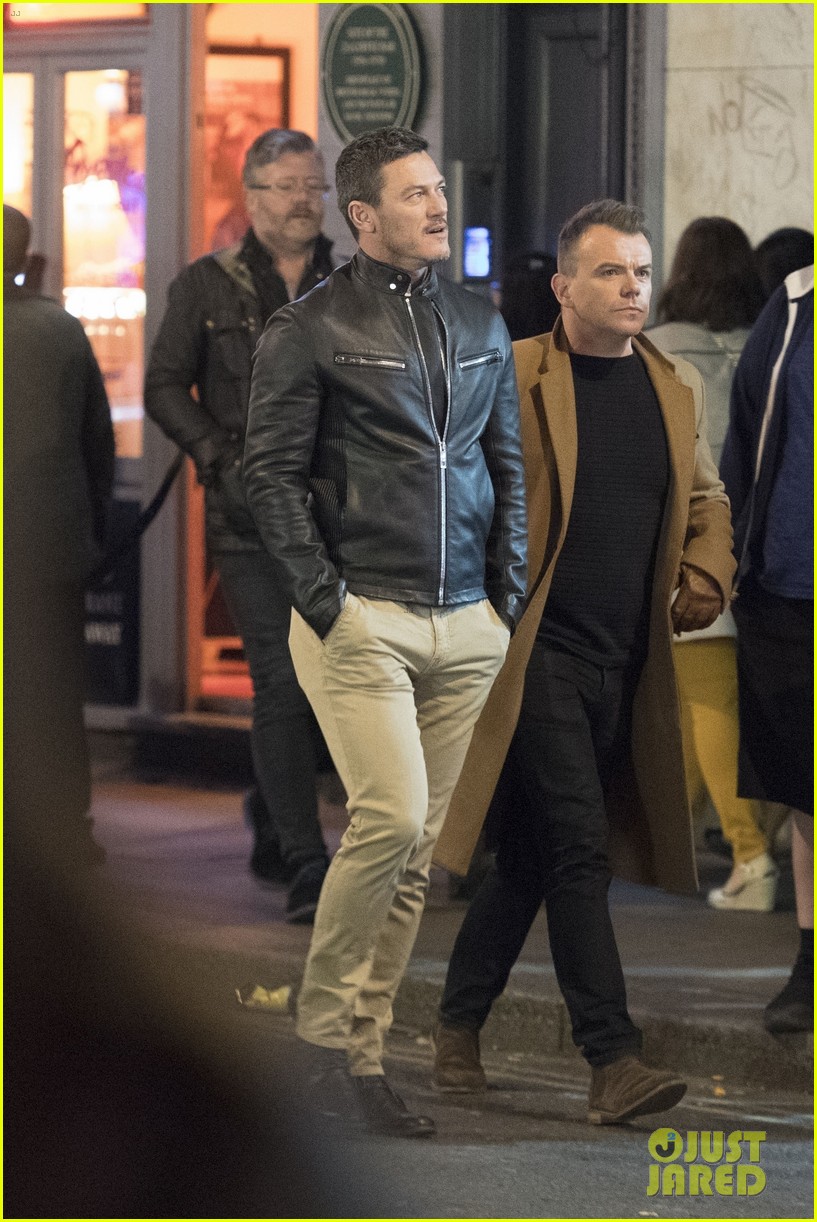 Photo luke evans looks handsome in leather while out in london 03