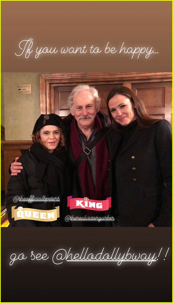 Jennifer Garner Visits Her 'Alias' Dad Victor Garber on Broadway: Photo