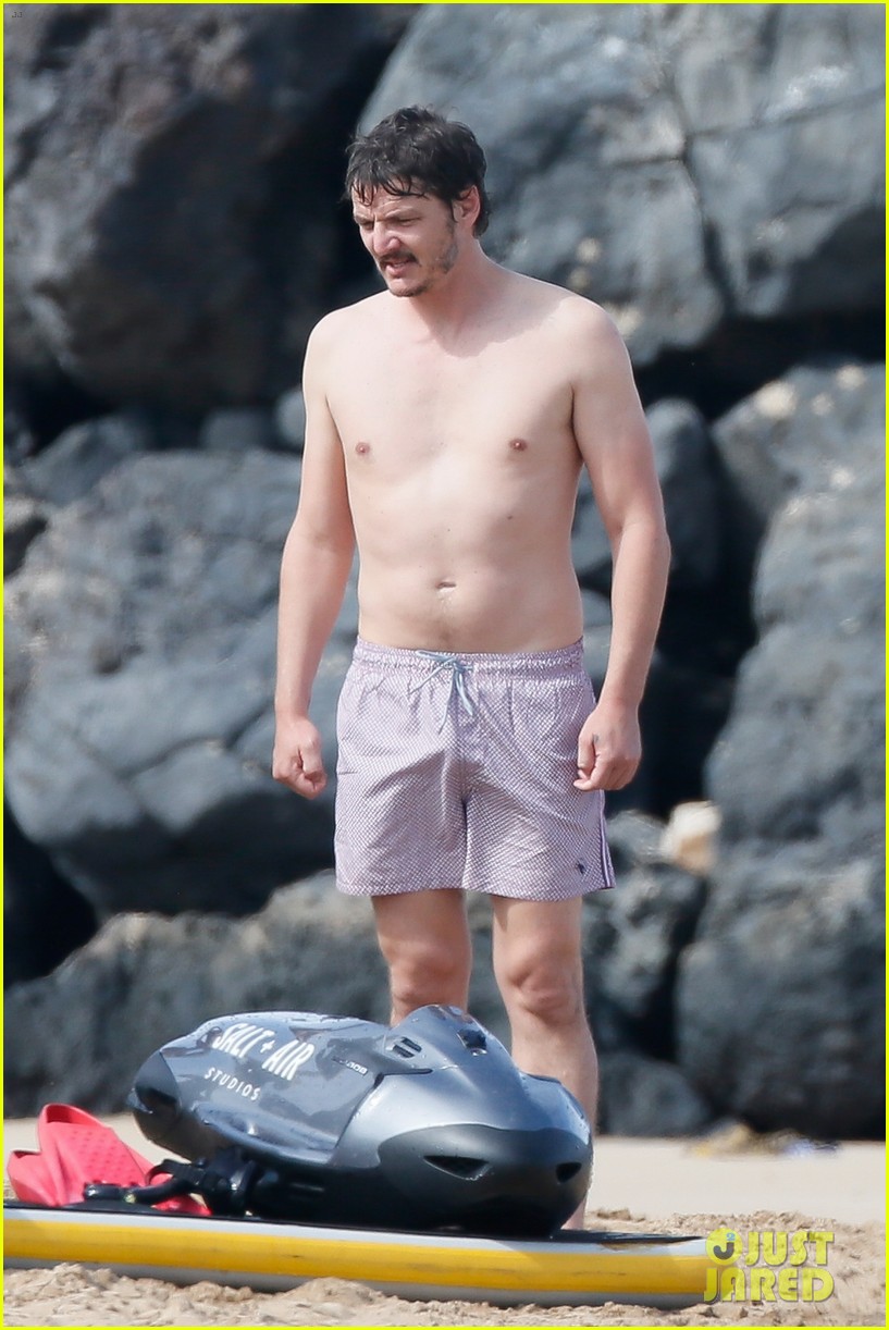 Shirtless Charlie Hunnam Puts On Sunscreen at the Beach in These Hot New Photos: Photo 4056919 | Charlie Hunnam, Garrett Hedlund, Oscar Isaac, Pedro Pascal, Shirtless Pictures | Just Jared