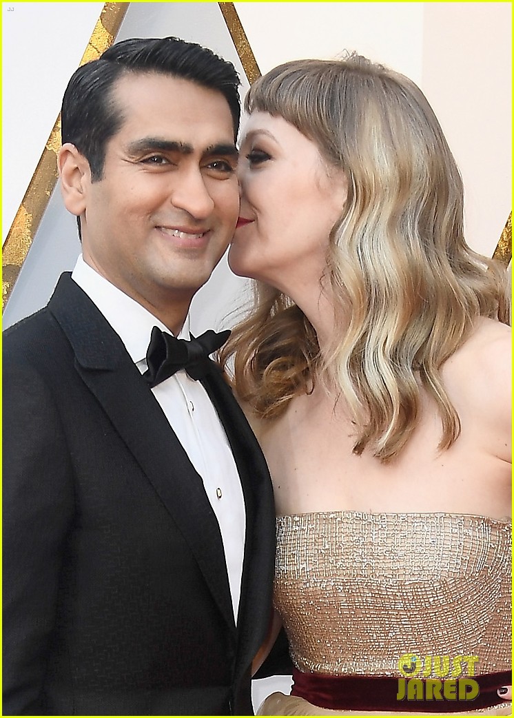 Kumail Nanjiani & Emily V. Gordon Share a Kiss at Oscars 2018! Photo