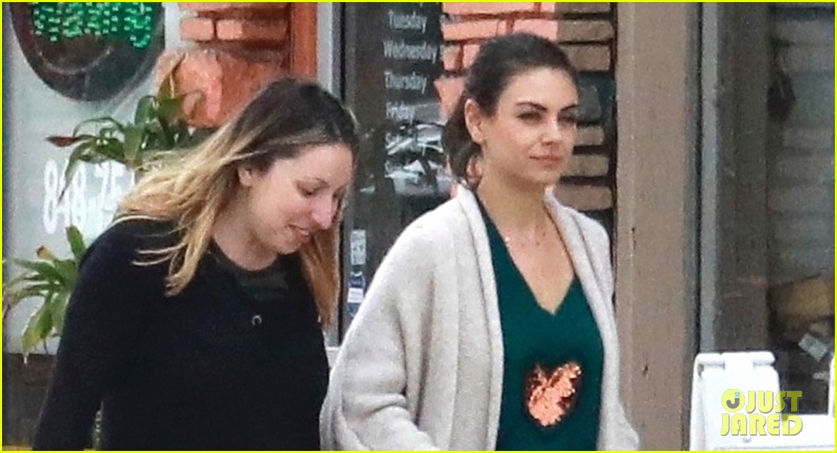 Mila Kunis Shows Off Her New Manicure!: Photo 4052432 | Mila Kunis