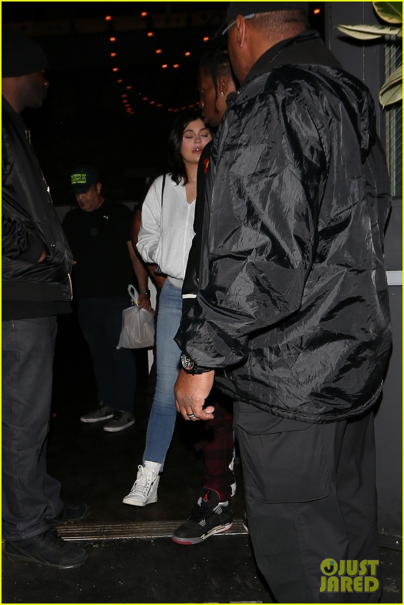 Kylie Jenner & Travis Scott Step Out for Date Night Dinner! Photo(01)