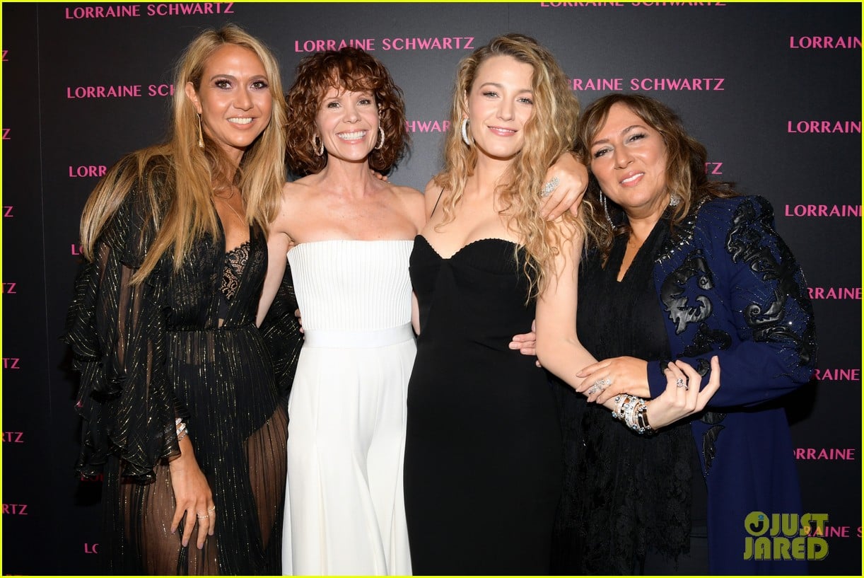 Photo blake lively brings mom sister to lorraine schwartzs the eye