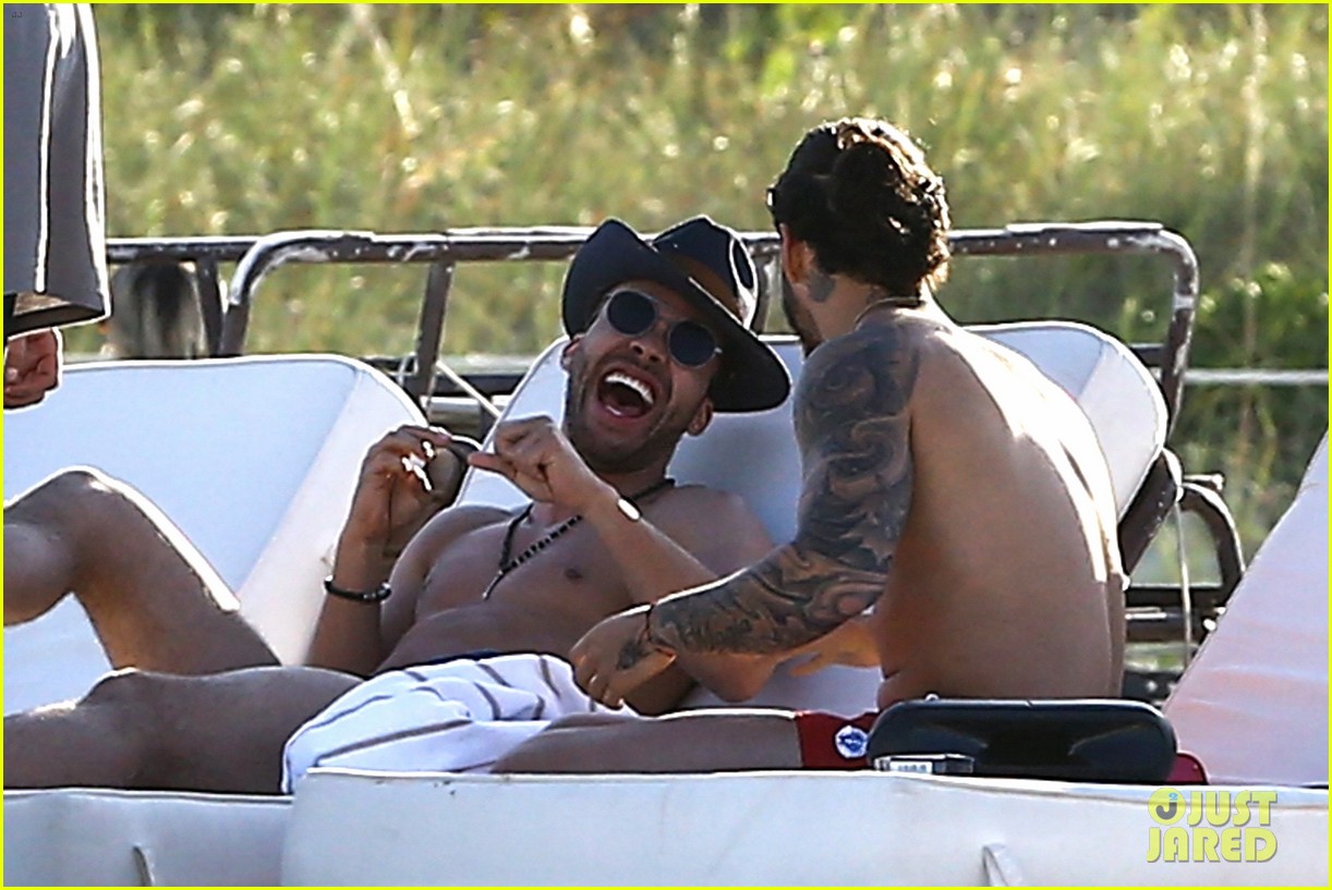 Maluma & Prince Royce Go Shirtless on Vacation in Miami! maluma flaunts...
