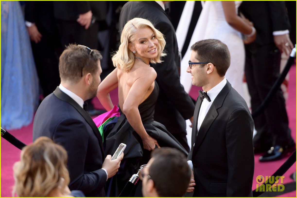 Photo: kelly ripa mark consuelos oscars 2018 red carpet 03 | Photo