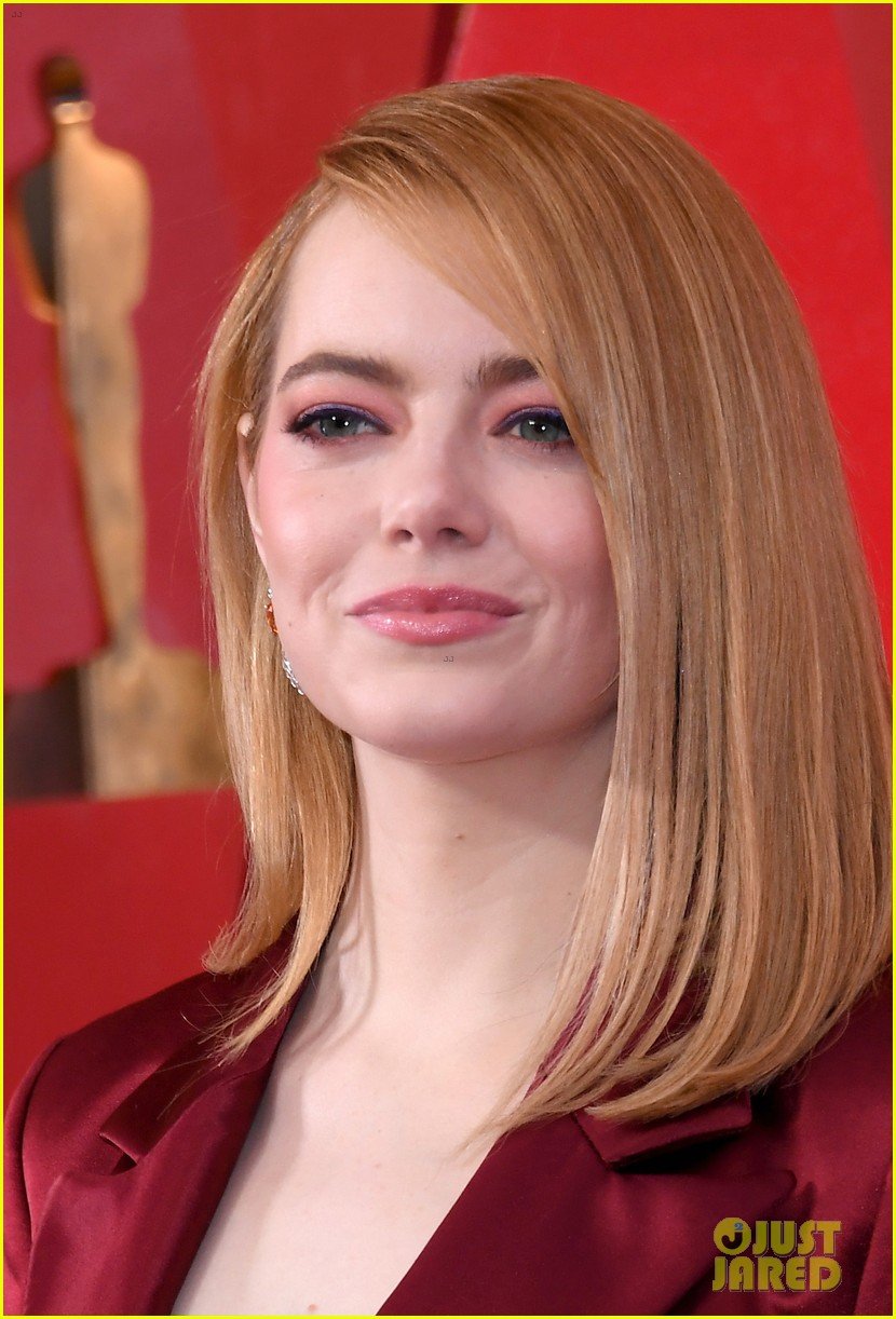 Emma Stone Takes a Cue from Natalie Portman While Presenting Best