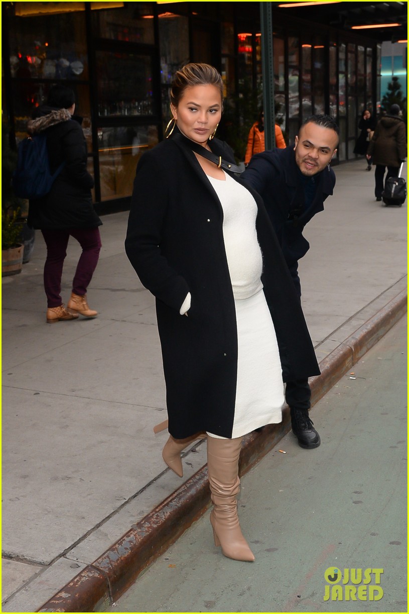 Chrissy Teigen Almost Hit By Cyclist, Stranger Steps In & Saves the Day(02)