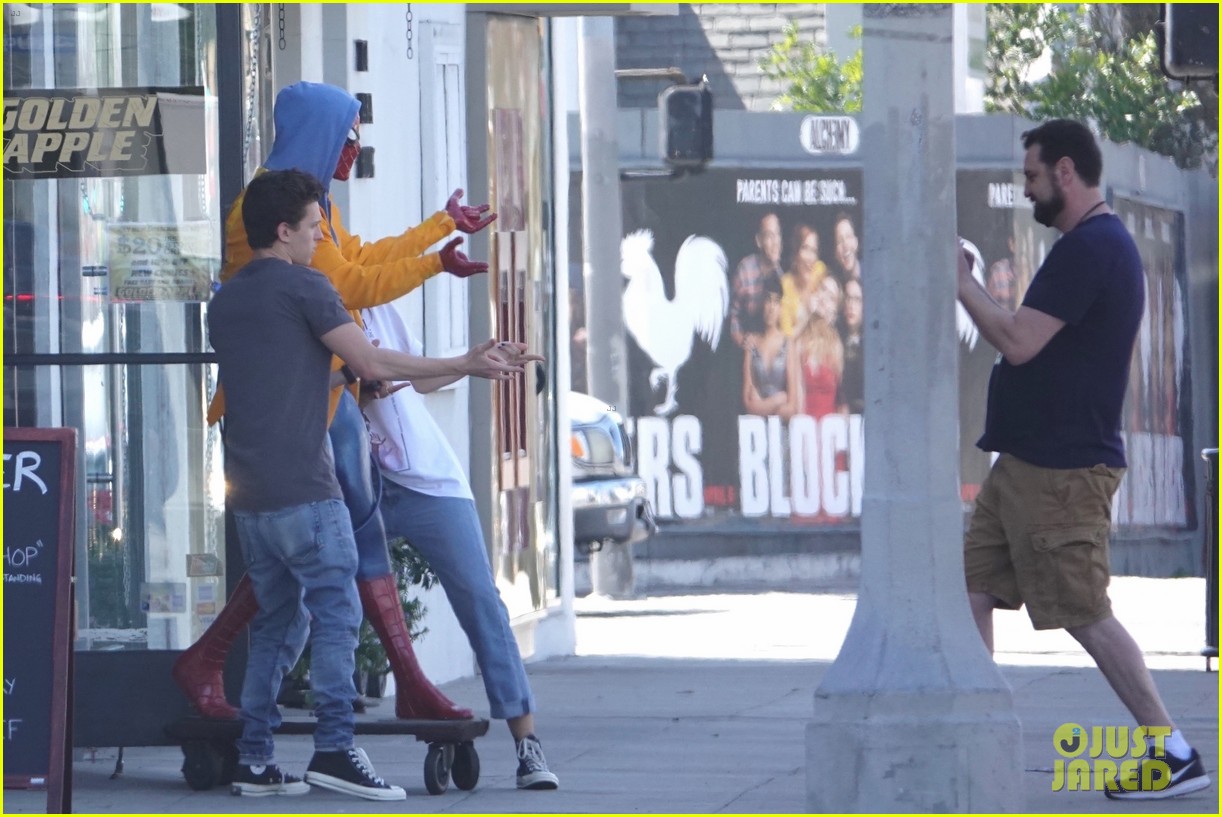 Tom Holland & Zendaya Adorably Snap Pic with Spider-Man Statue!: Photo