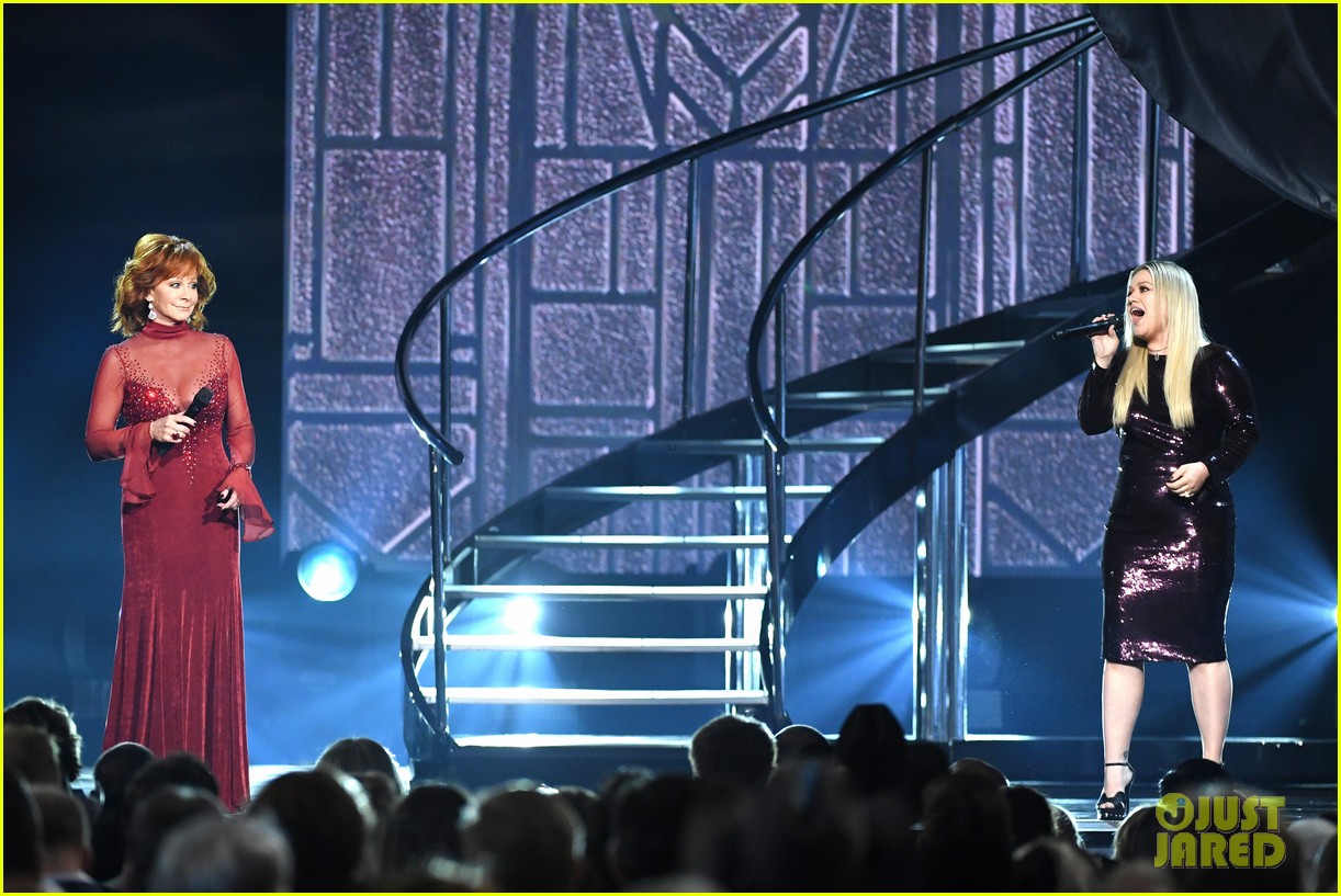 Kelly Clarkson & Reba McEntire Perform 'Does He Love You' Duet at ACM