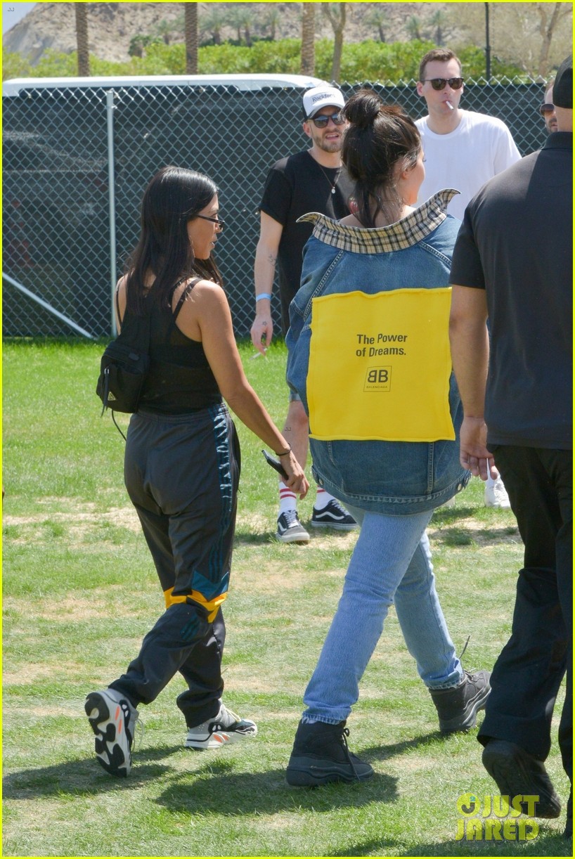 Photo kylie jenner and kourtney kardashian arrive at coachella with