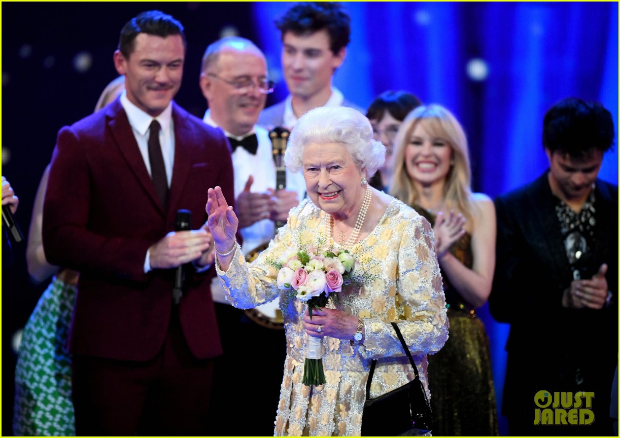 Photo shawn mendes kylie minogue perform at queen elizabeth birthday