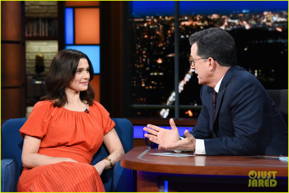 Photo rachel weisz jokes about baby bump on late show too much pizza