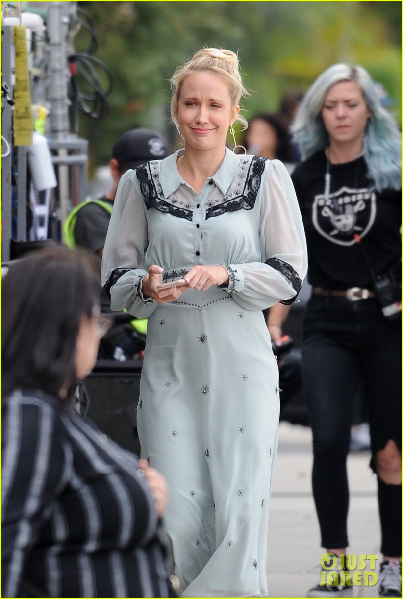 Sarah Hyland & Anna Camp Film 'The Wedding Year' in LA!: Photo 4093460