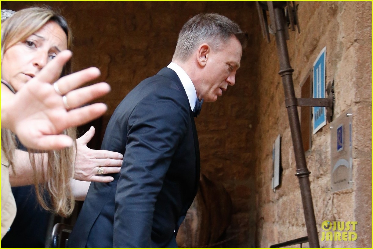 Daniel Craig Suits Up in Possible 'James Bond' Set Photos!: Photo