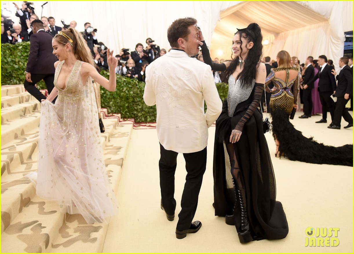 grimes pokes fun    relationship  elon musk photo