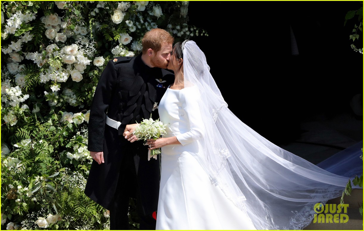 Prince Harry & Meghan Markle Share First Kiss as Newlyweds! Photo(00)