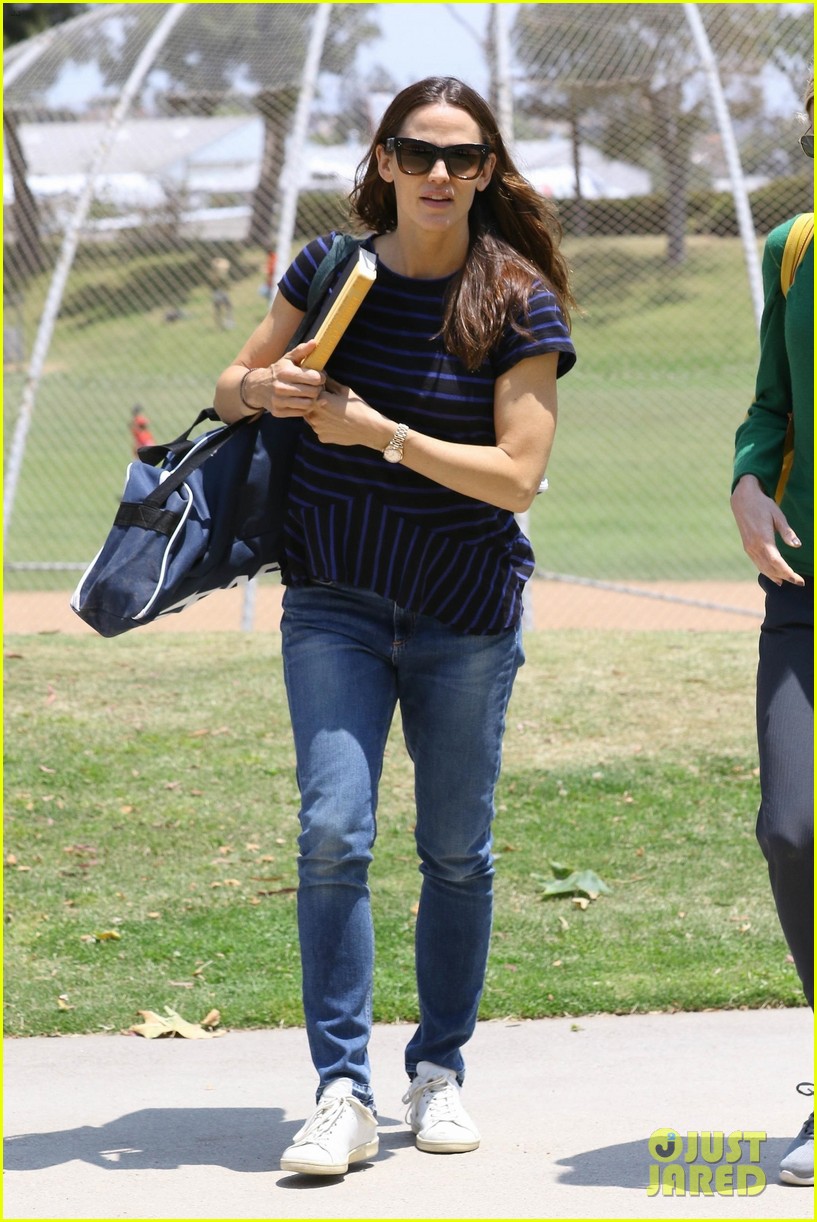 Jennifer Garner Cheers on Her Son Samuel at His Basketball Game!: Photo ...